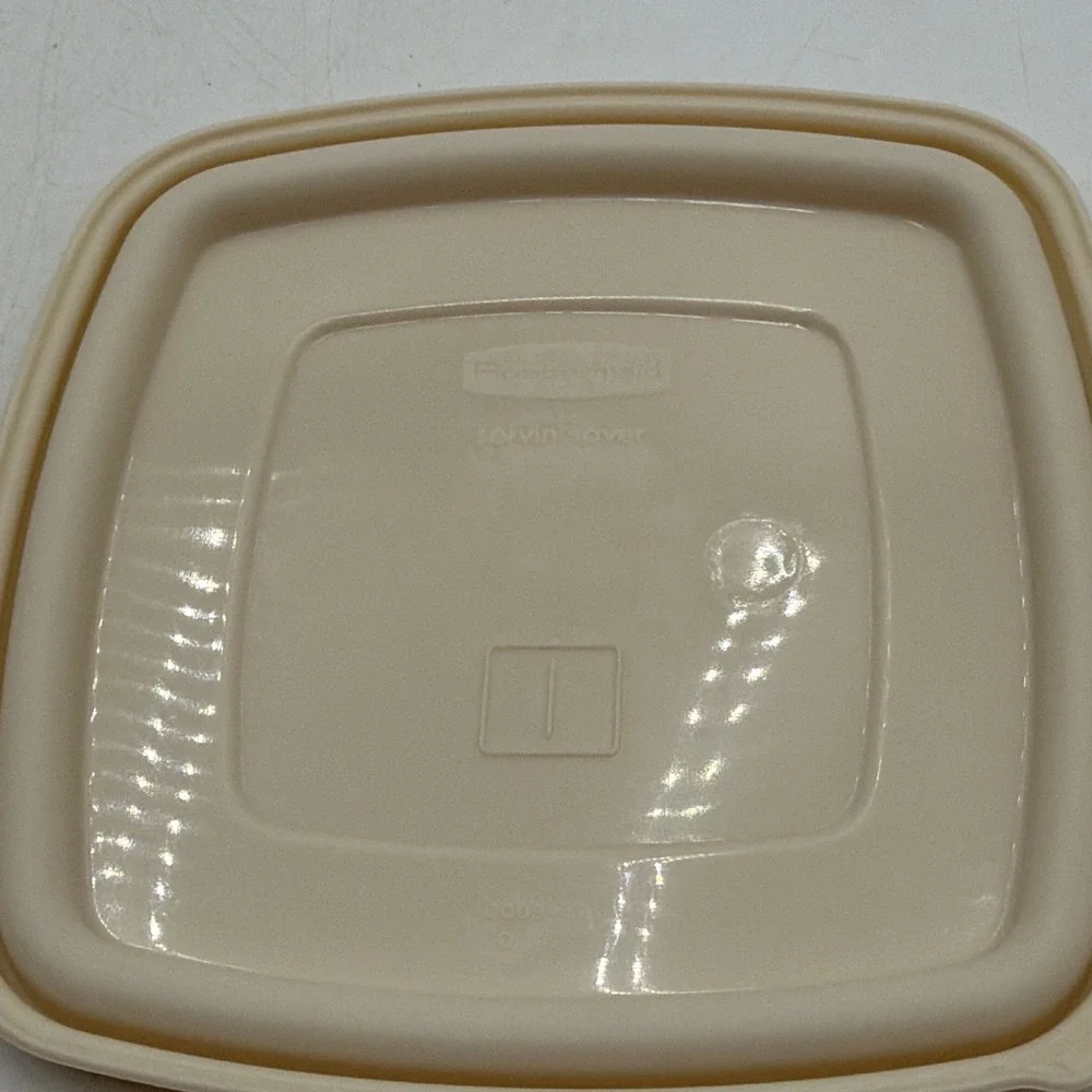 Rubbermaid Servin' Saver #1 Square 2 Cup Storage Container Sandwich Almond Lid